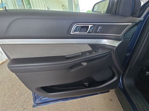Used 2017 Ford Explorer XLT w/ Equipment Group 202A AWD/4WD image 20
