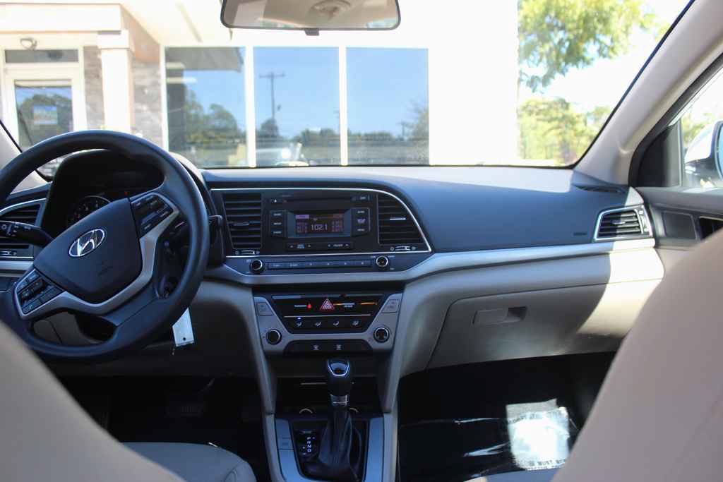 Used 2018 Hyundai Elantra SE FWD image 25