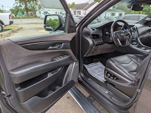 Used 2017 Cadillac Escalade Platinum AWD/4WD image 26