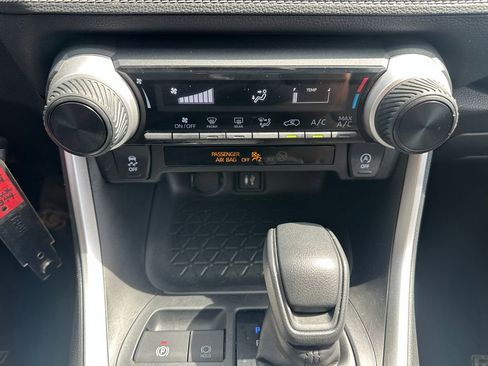 Used 2019 Toyota RAV4 LE w/ Carpet Mat Package AWD/4WD image 17