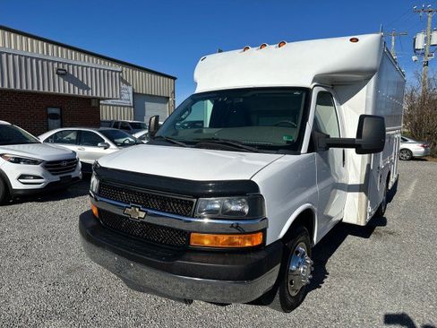 Used 2016 Chevrolet Express 3500 image 2