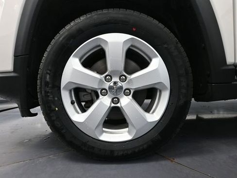 Used 2018 Jeep Compass Latitude w/ Cold Weather Group AWD/4WD image 17