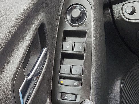 Used 2022 Chevrolet Trax LT w/ LT Convenience Package image 17