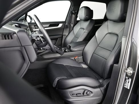 Certified 2025 Porsche Cayenne AWD/4WD image 5