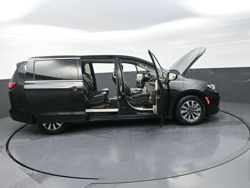 Used 2023 Chrysler Pacifica Touring-L FWD image 45