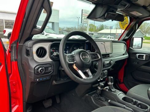 Used 2025 Jeep Wrangler Unlimited Sahara w/ Safety Group AWD/4WD image 31