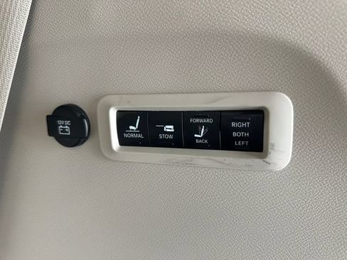 Used 2017 Chrysler Pacifica Limited FWD image 26