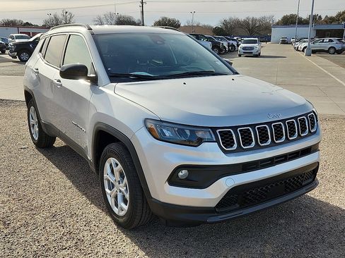 Used 2024 Jeep Compass Latitude image 4