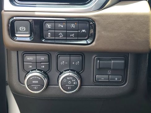 Used 2025 GMC Yukon XL Denali Ultimate AWD/4WD image 21