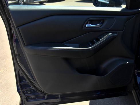 Used 2025 Nissan Rogue SV FWD image 13