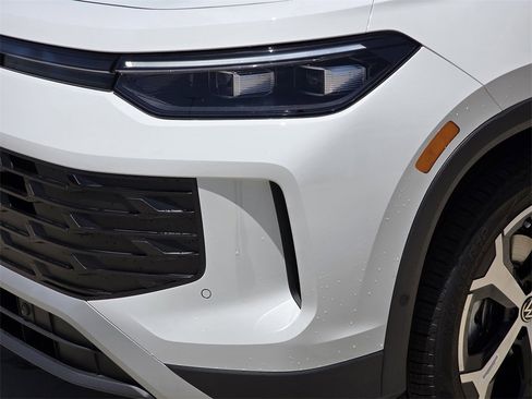 New 2025 Volkswagen Tiguan SE image 6