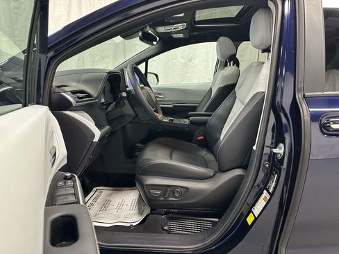 Used 2025 Toyota Sienna XSE image 10