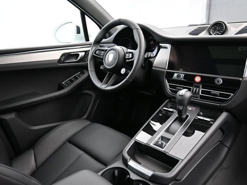 Certified 2026 Porsche Macan AWD/4WD image 30