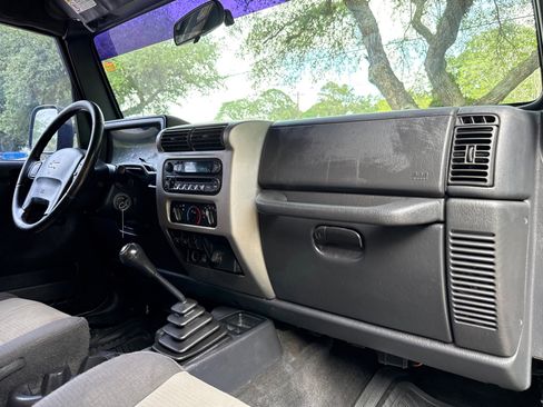 Used 2004 Jeep Wrangler X AWD/4WD image 27