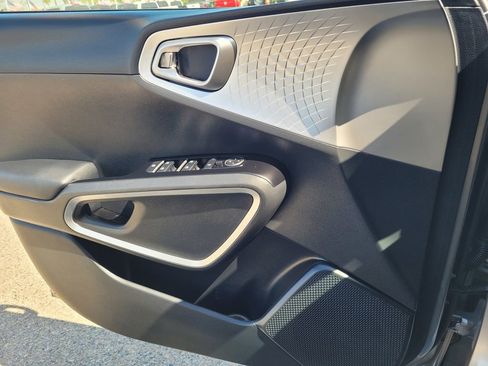 Used 2025 Kia Soul LX FWD image 12