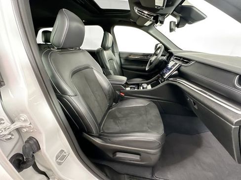 Used 2023 Jeep Grand Cherokee Altitude image 29