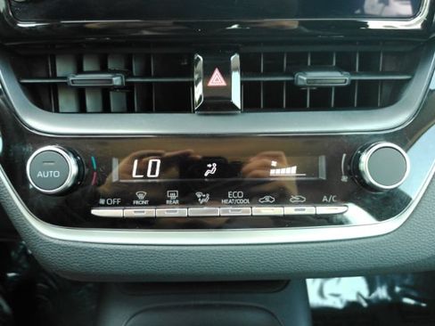 Used 2025 Toyota Corolla LE FWD image 39