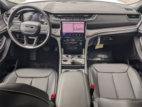 New 2025 Jeep Grand Cherokee Limited w/ Black Appearance Package image 13