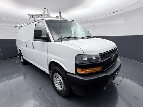 Used 2018 Chevrolet Express 3500 RWD image 2