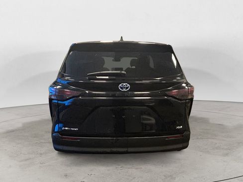 Used 2025 Toyota Sienna XLE image 4