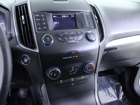 Used 2019 Ford Edge SE image 25