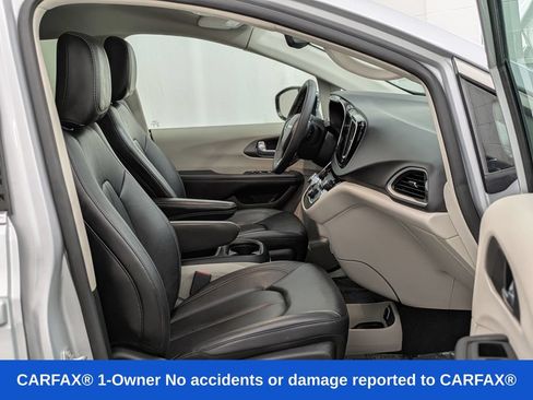 Used 2024 Chrysler Pacifica Touring-L FWD image 33