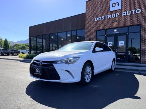 Used 2017 Toyota Camry SE w/ Moonroof Package FWD image 4