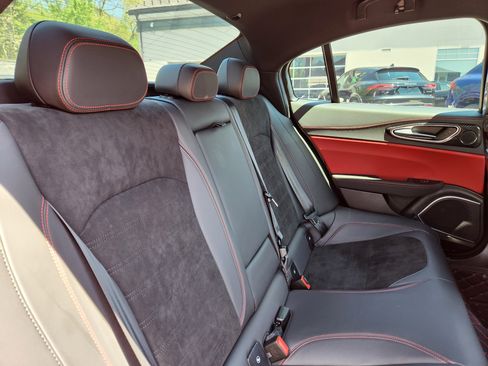 Used 2021 Alfa Romeo Giulia Quadrifoglio w/ Carbon Package RWD image 15