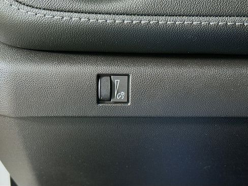 Used 2024 Chevrolet Colorado LT image 16