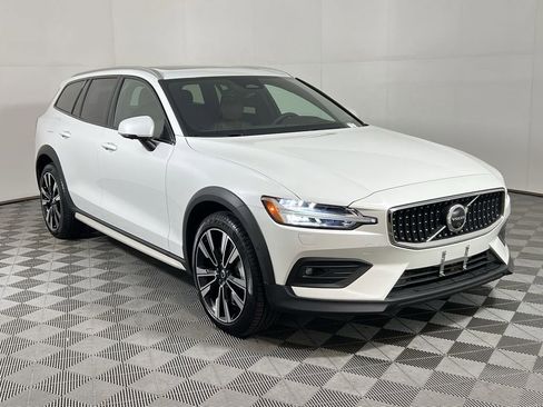 Certified 2024 Volvo V60 B5 Cross Country Ultimate image 2