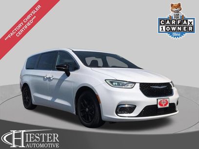 Used 2025 Chrysler Pacifica Select