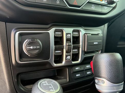 Certified 2022 Jeep Gladiator Sport AWD/4WD image 25