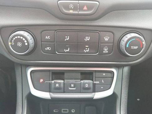 Used 2024 GMC Terrain SLE AWD/4WD image 31