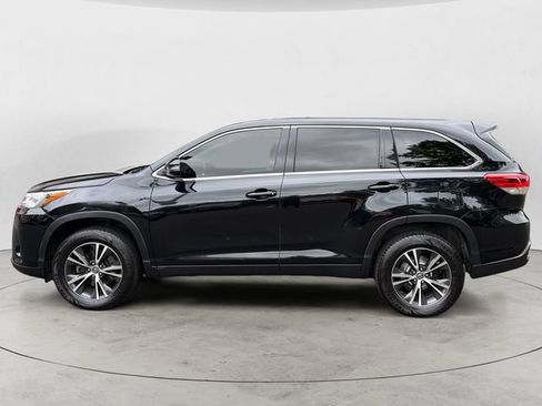 Used 2019 Toyota Highlander LE FWD image 2