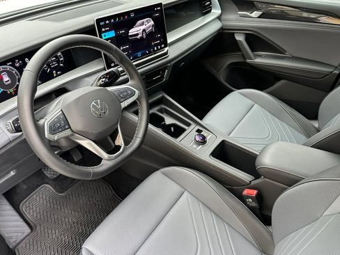 Certified 2026 Volkswagen Tiguan SE w/ Panoramic Sunroof Package FWD image 10