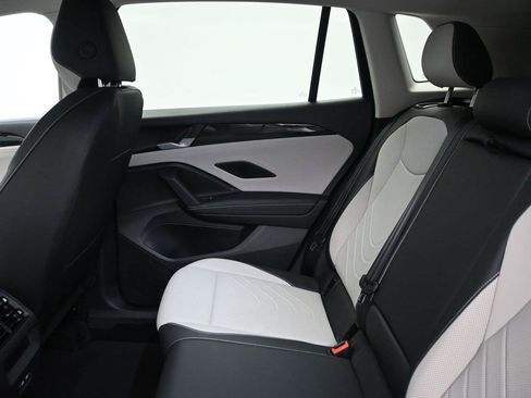 Used 2025 Volkswagen Tiguan SE AWD/4WD image 12
