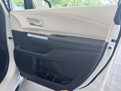 Used 2026 Toyota Sienna Limited FWD image 32