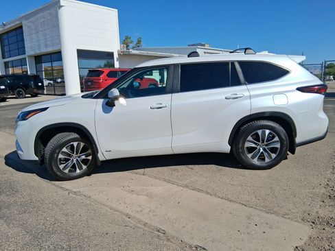 Used 2025 Toyota Highlander XLE AWD/4WD image 2