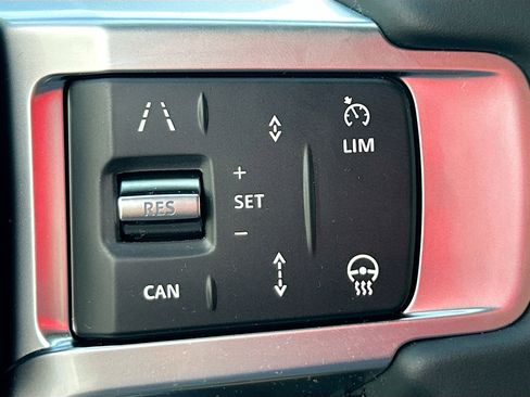 New 2025 Land Rover Discovery Dynamic SE image 33