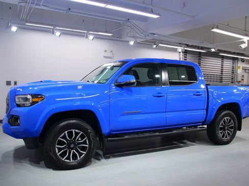 Used 2020 Toyota Tacoma TRD Sport w/ TRD Premium Sport Package AWD/4WD image 3