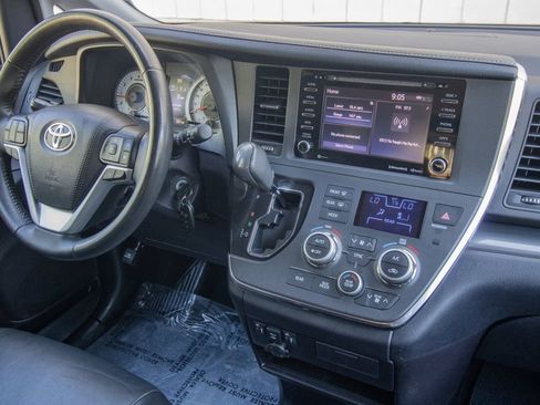 Used 2018 Toyota Sienna SE image 25