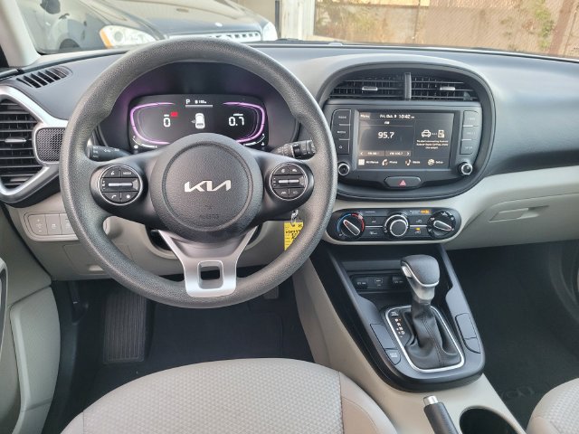 Used 2025 Kia Soul LX w/ LX Technology Package FWD image 19