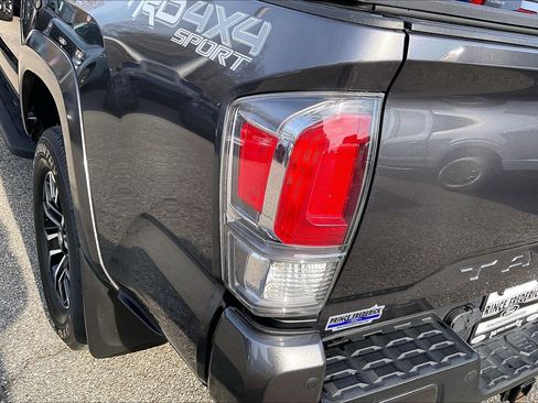 Used 2022 Toyota Tacoma TRD Sport w/ Technology Package image 28
