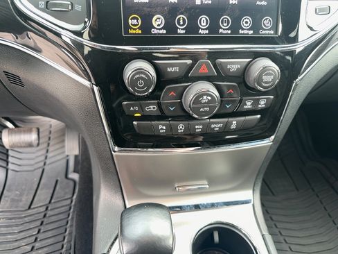 Used 2020 Jeep Grand Cherokee Overland AWD/4WD image 23