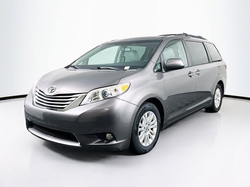 Used 2015 Toyota Sienna XLE FWD image 3