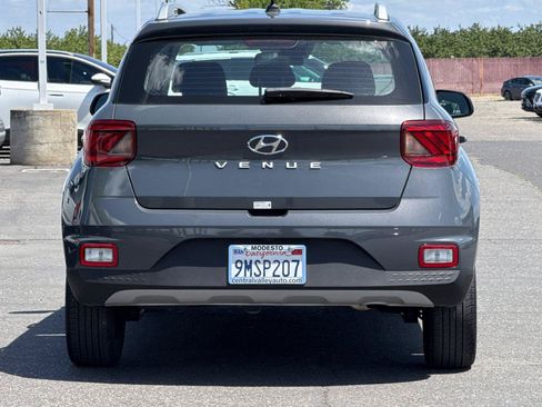Used 2025 Hyundai Venue SEL FWD image 4