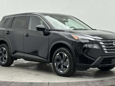 Used 2025 Nissan Rogue SV image 3