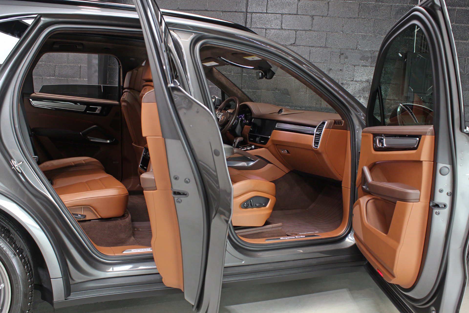 Used 2023 Porsche Cayenne Turbo AWD/4WD image 37