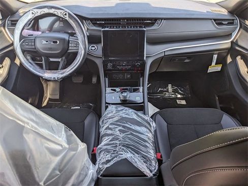 New 2025 Jeep Grand Cherokee L Altitude image 14