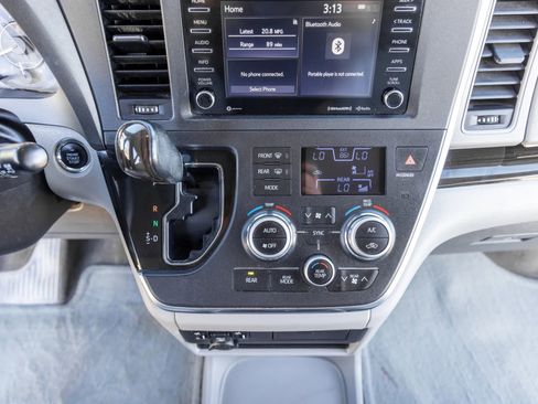 Used 2018 Toyota Sienna XLE image 23